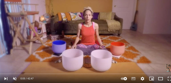 Video Sonoterapia: Libera el dolor, activa tu voz sagrada. Frecuencias que activan la serotonina y endorfinas. - Zayra Mo